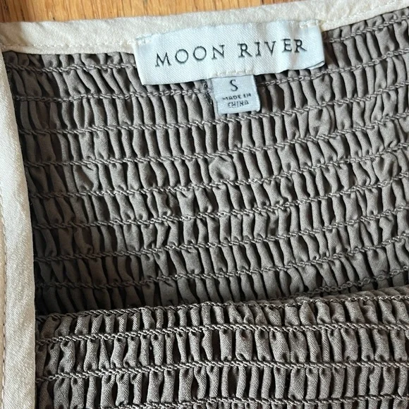 Moon River Brown and Cream Smocked Midi Dress Size: Small - Picture 2 of 3